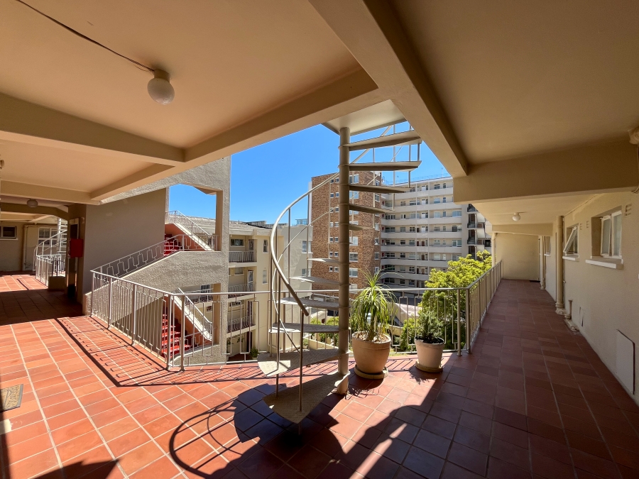 To Let 1 Bedroom Property for Rent in Sea Point Western Cape